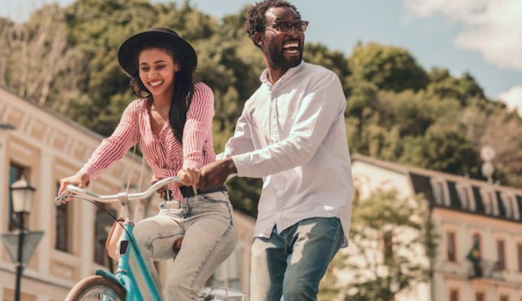 Coppia felice in bicicletta