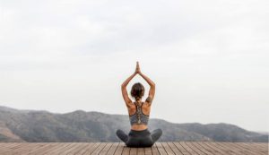 Donna che fa yoga