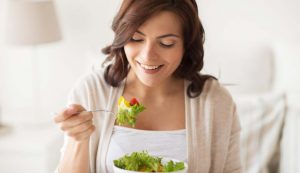 Donna che mangia insalata