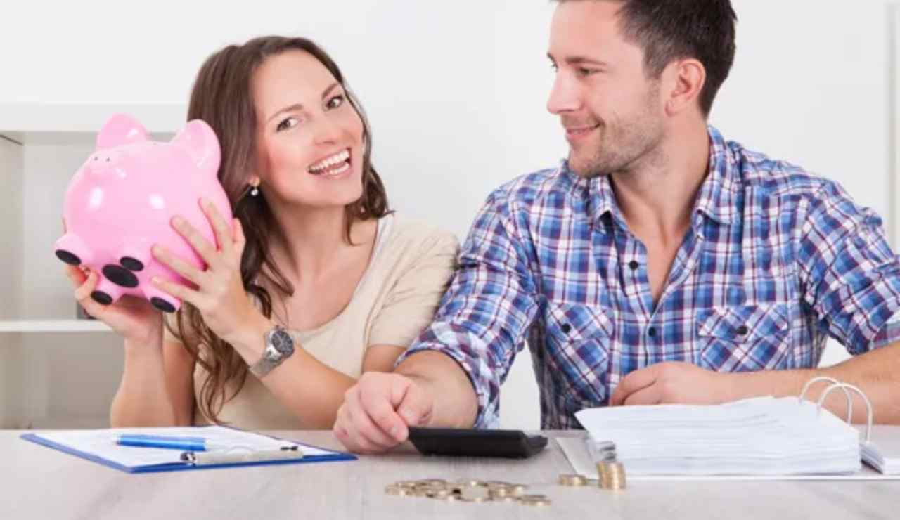 Coppia felice e risparmio (Depositphotos foto) - www.notiziesecche.it