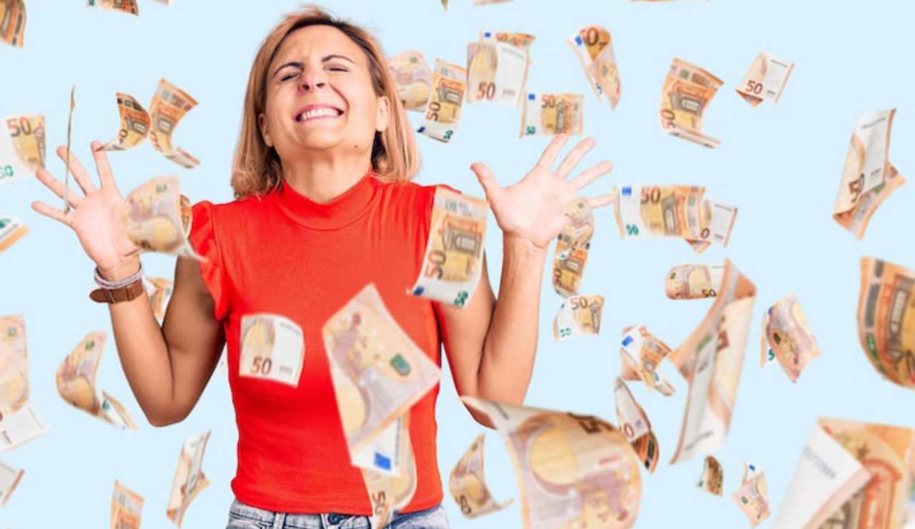 Donna felice con soldi