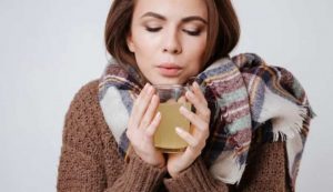 Donna con felpa al freddo (Depositphotos foto) - www.notiziesecche.it