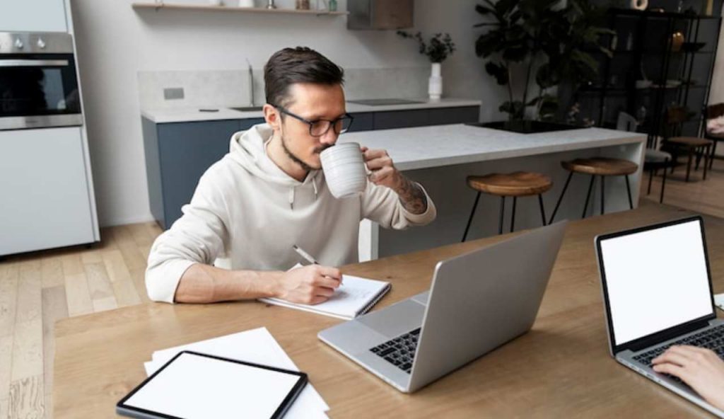 Uomo in smart working