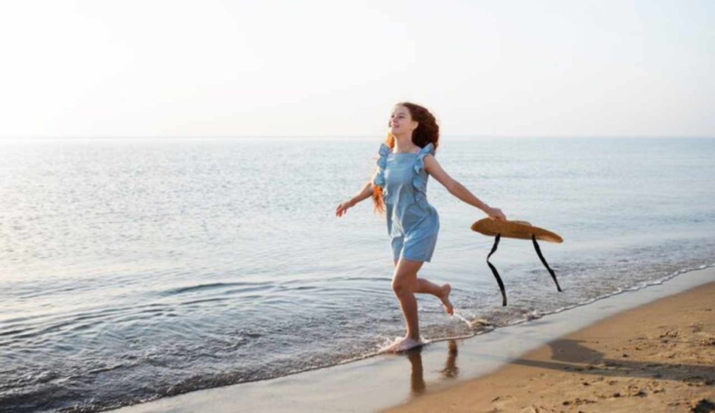 Donna che si diverte in vacanza