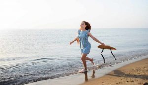 Donna che si diverte in vacanza