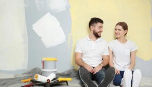 Coppia imbianca muro di casa (Depositphotos foto) - www.notiziesecche.it