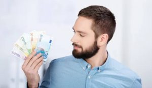 Uomo con soldi (Depositphotos foto) - www.notiziesecche.it